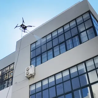 Drone nettoyant bâtiment